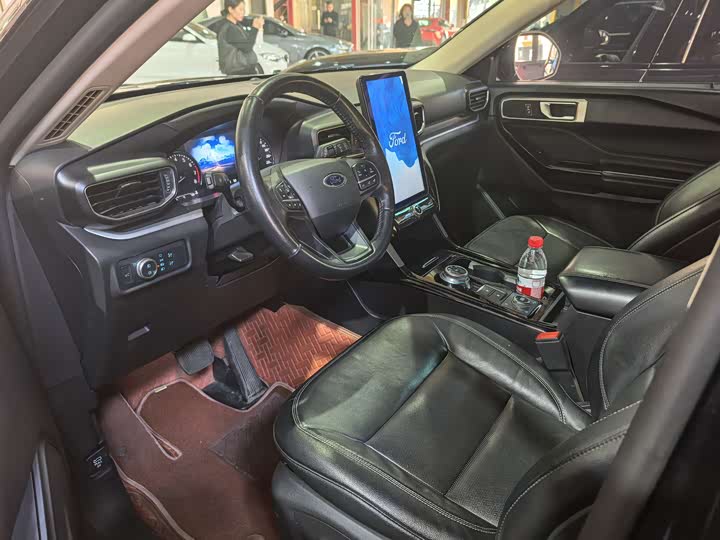 Photo 4 - Ford Explorer