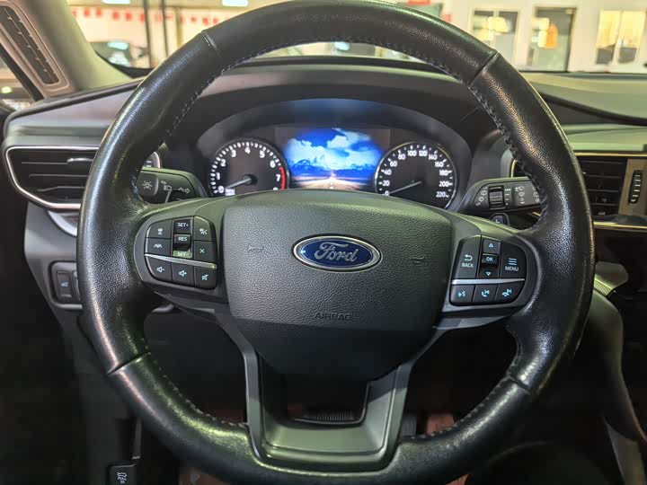 Photo 5 - Ford Explorer