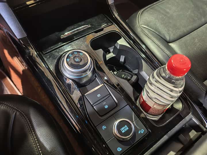 Photo 8 - Ford Explorer