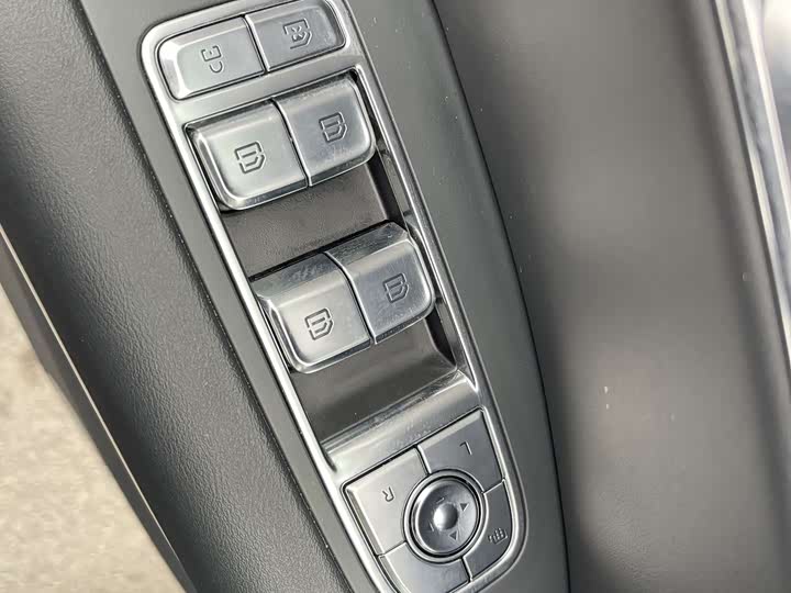 Фото 7 - Hongqi HQ9