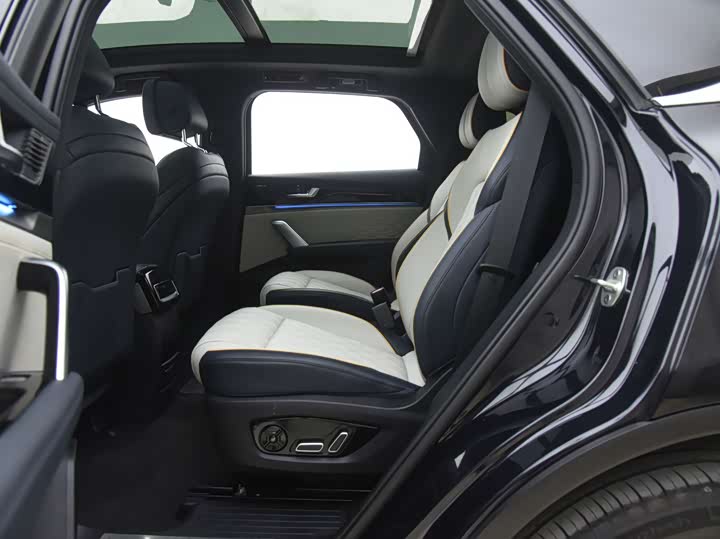 Photo 7 - BYD Tang Hybrid/EV