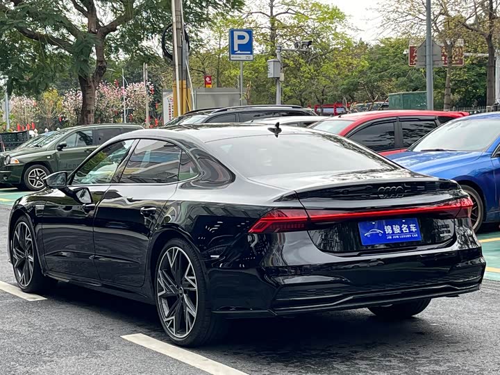 Фото 6 - Audi A7L
