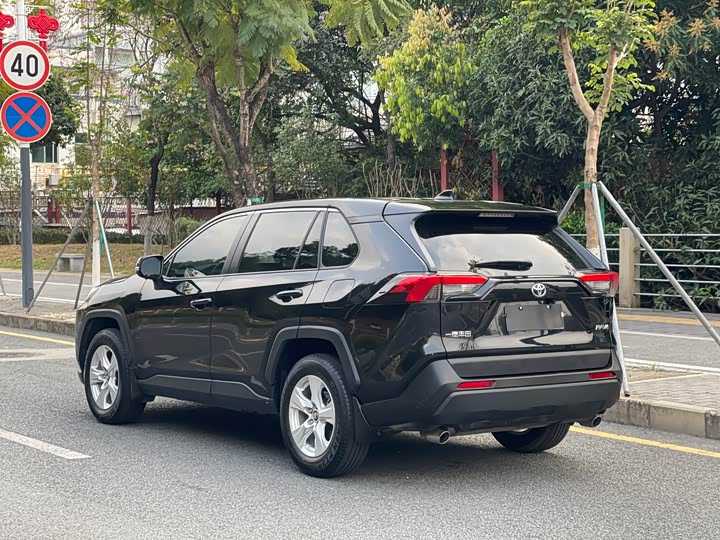 Фото 3 - Toyota RAV4