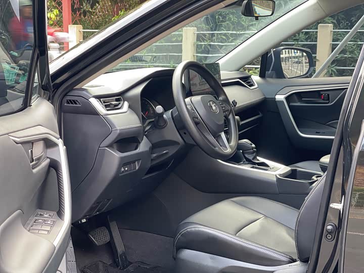 Фото 6 - Toyota RAV4