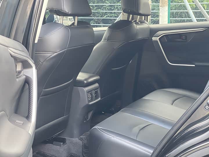 Фото 7 - Toyota RAV4