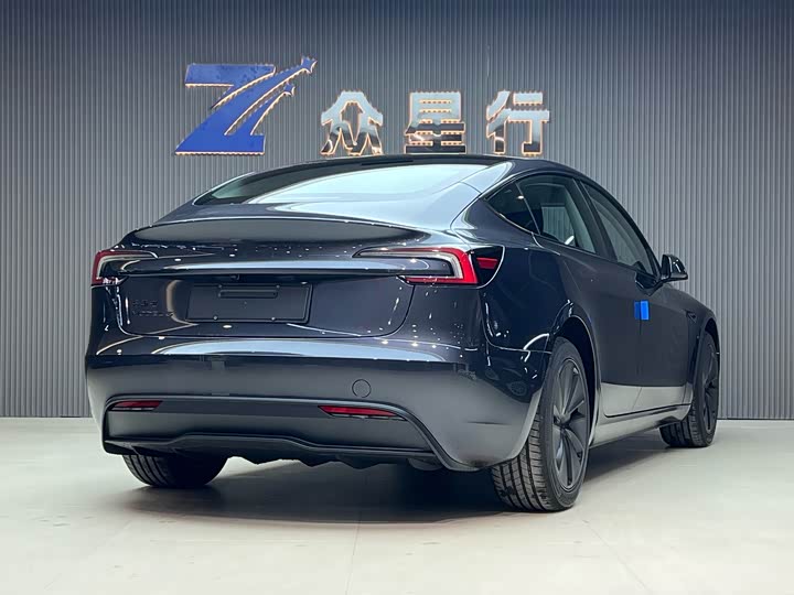 Фото 3 - Tesla Model 3