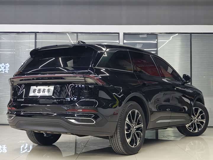 Фото 7 - Lincoln Nautilus