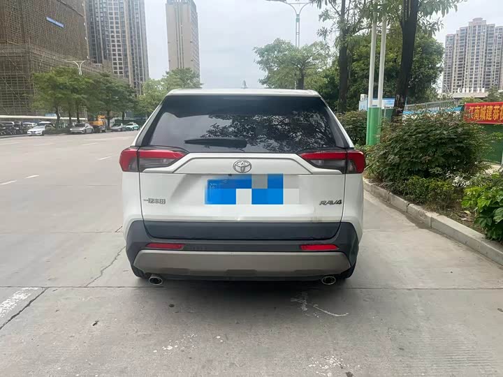 Фото 4 - Toyota RAV4