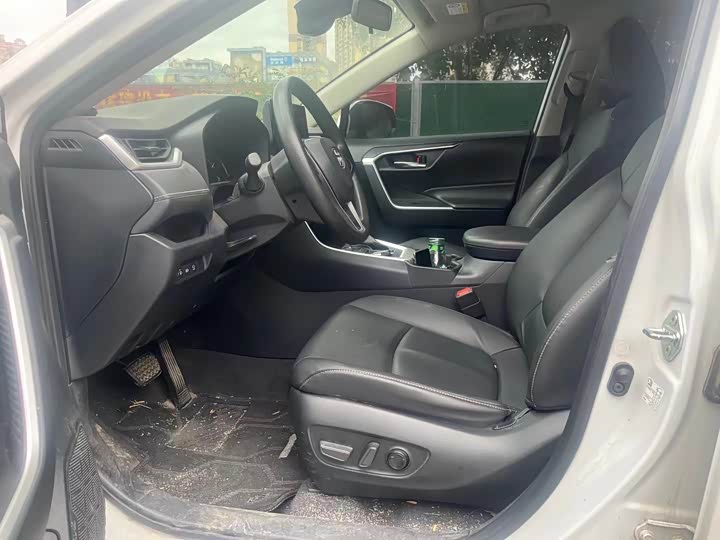 Фото 6 - Toyota RAV4