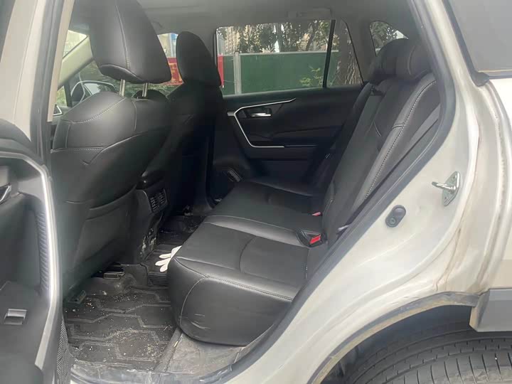 Фото 8 - Toyota RAV4