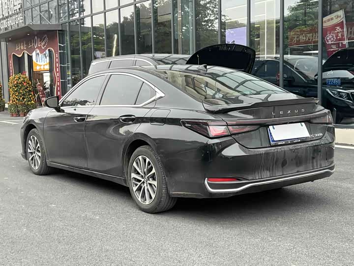 Фото 2 - Lexus ES