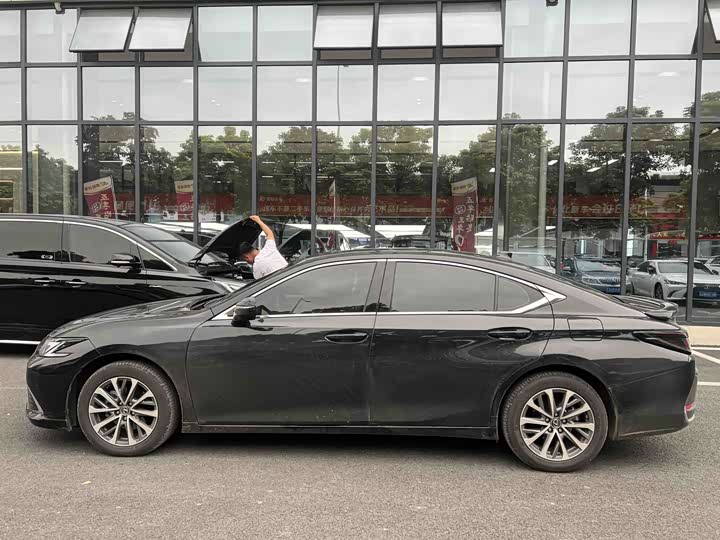 Фото 4 - Lexus ES