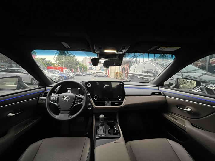 Фото 7 - Lexus ES