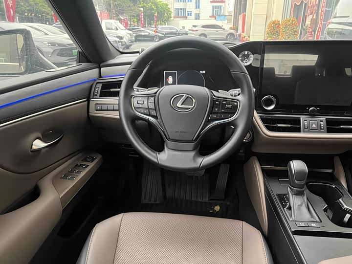 Фото 8 - Lexus ES