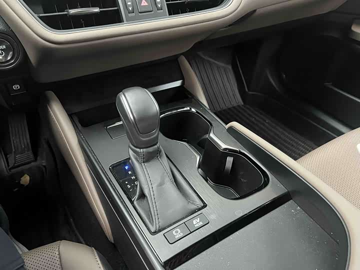 Фото 9 - Lexus ES