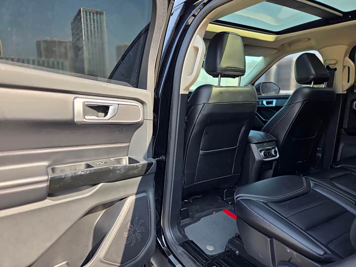 Фото 8 - Ford Explorer