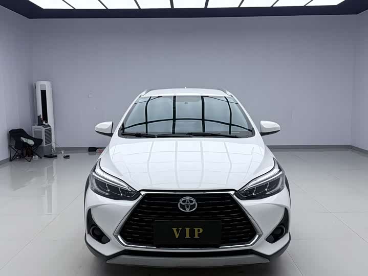 Photo 2 - Toyota Yaris L Hatchback
