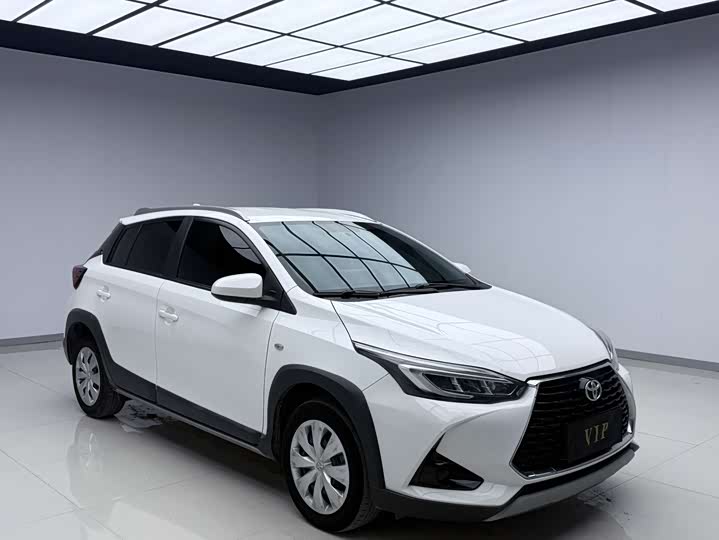 Photo 3 - Toyota Yaris L Hatchback