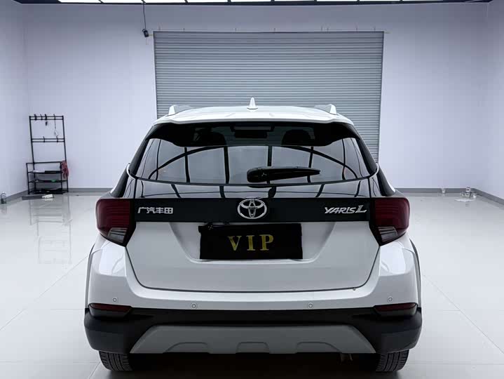 Photo 5 - Toyota Yaris L Hatchback