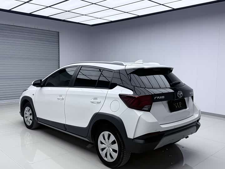 Photo 6 - Toyota Yaris L Hatchback