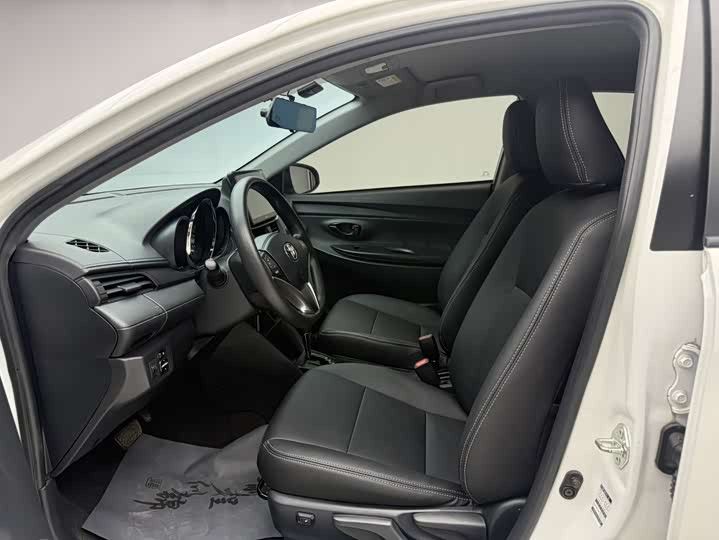 Photo 7 - Toyota Yaris L Hatchback