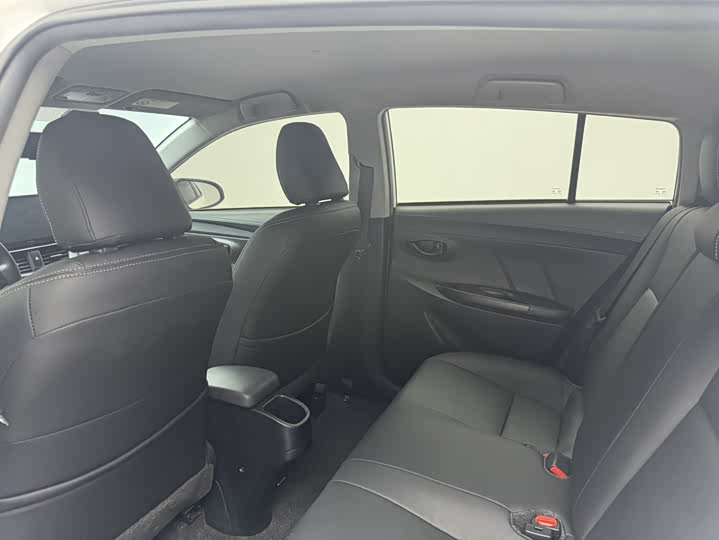 Photo 8 - Toyota Yaris L Hatchback