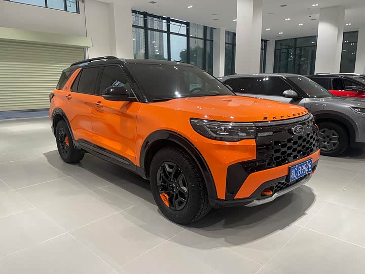 Photo 3 - Ford Explorer