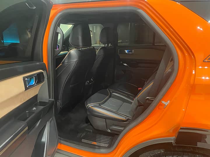 Photo 8 - Ford Explorer