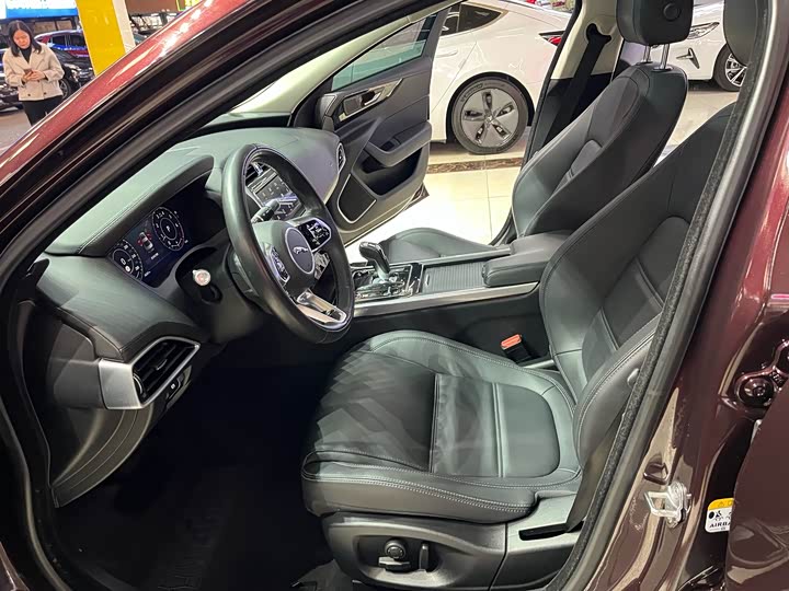 Фото 6 - Jaguar XE L