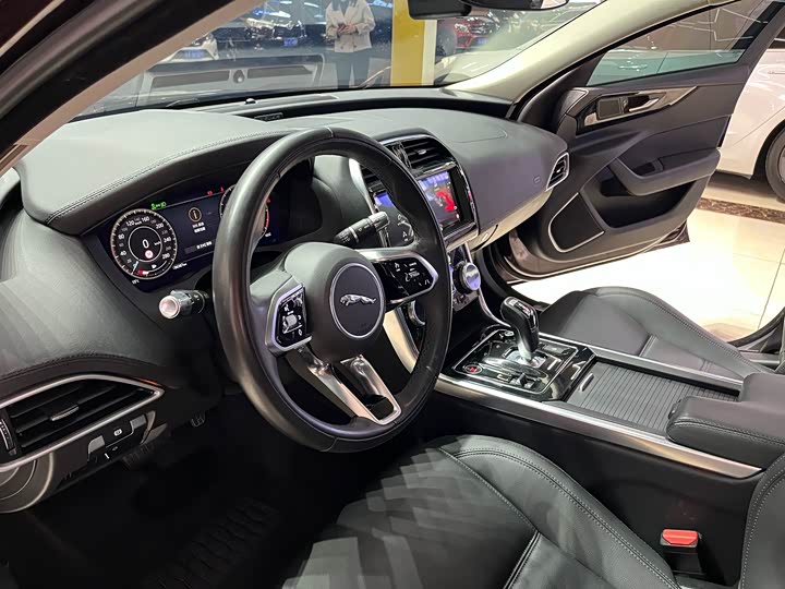 Фото 7 - Jaguar XE L