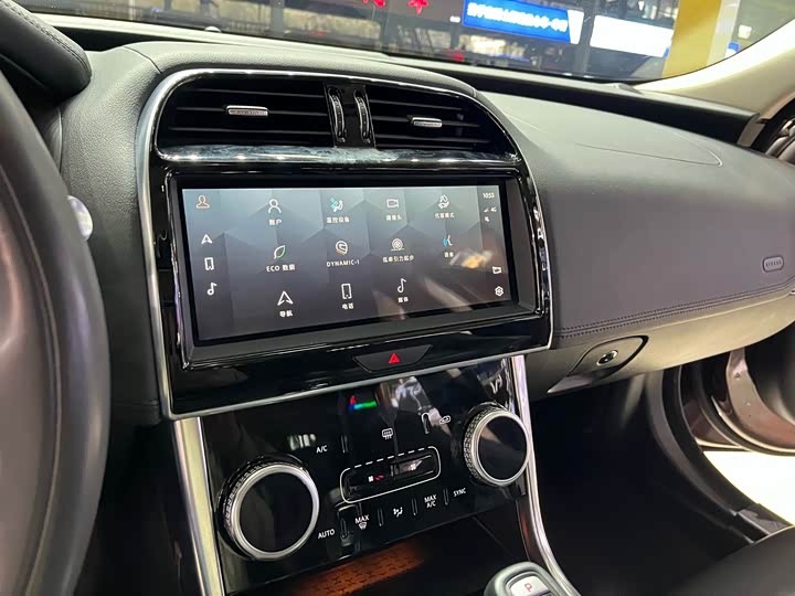 Фото 9 - Jaguar XE L