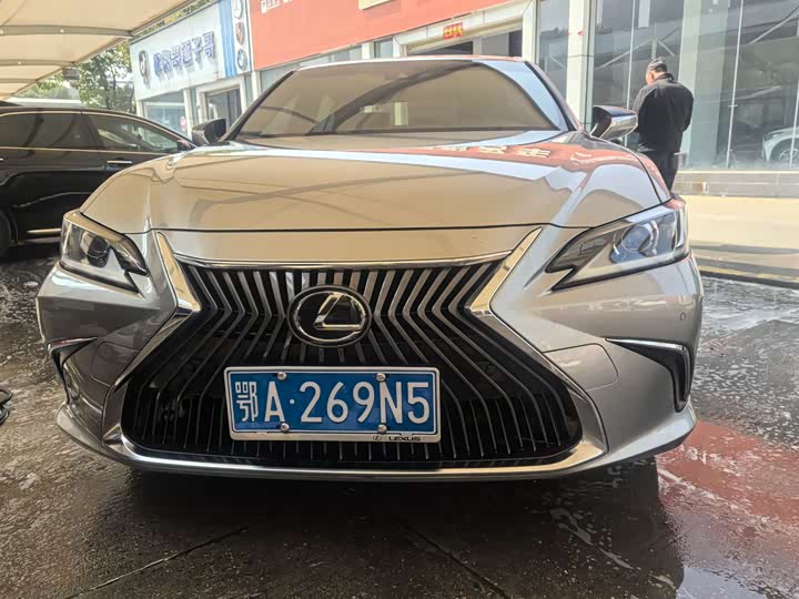 Фото 1 - Lexus ES