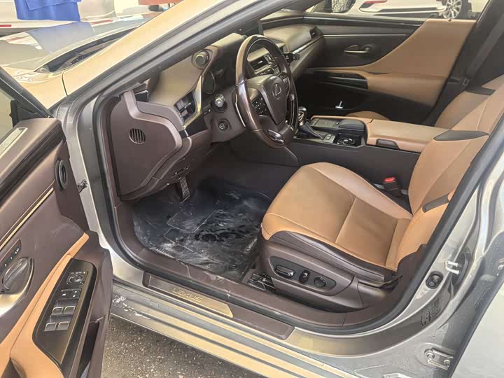 Фото 4 - Lexus ES