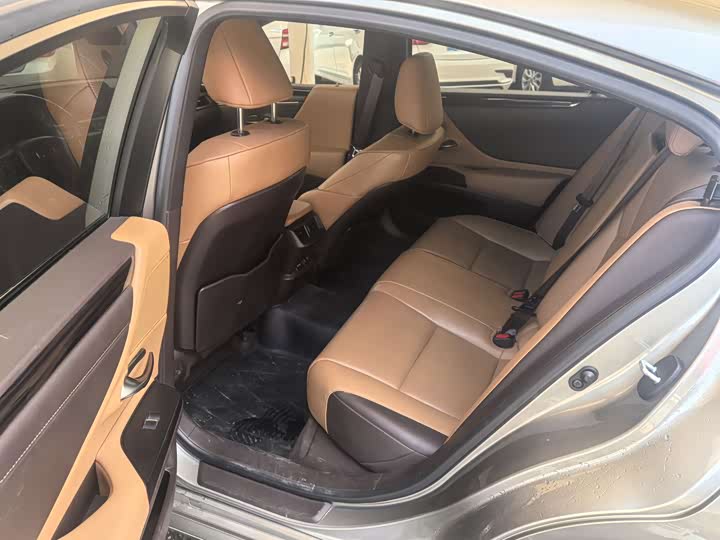 Фото 5 - Lexus ES