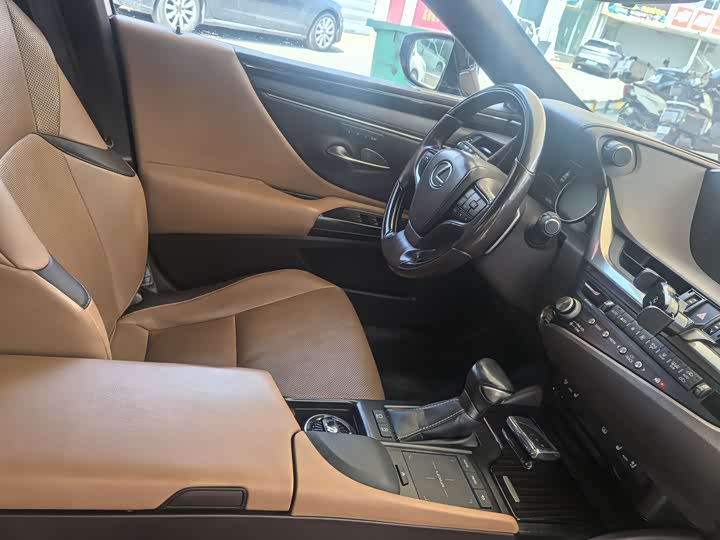 Фото 7 - Lexus ES