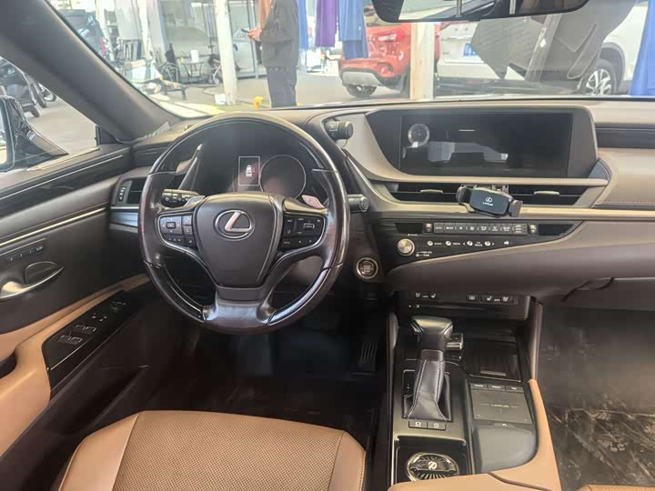 Фото 8 - Lexus ES