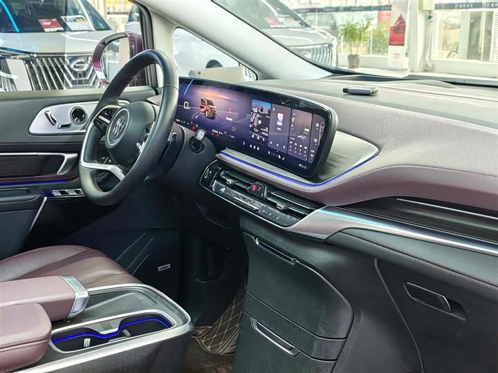 Photo 7 - Buick GL8 Century