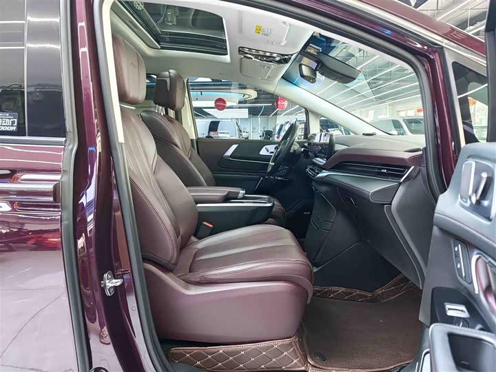 Photo 8 - Buick GL8 Century