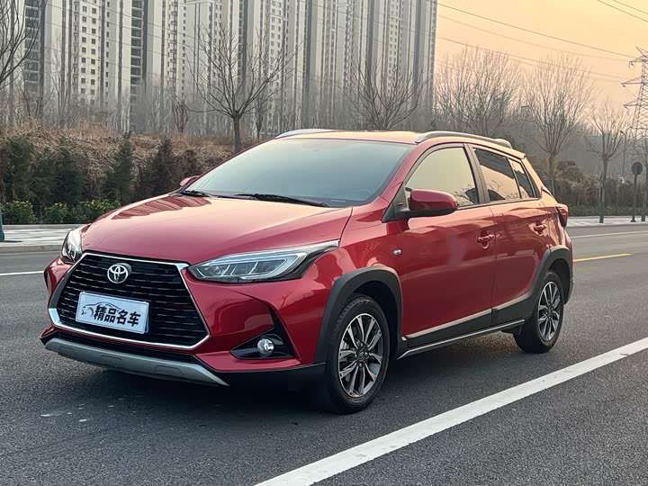 Фото 1 - Toyota Yaris L Hatchback