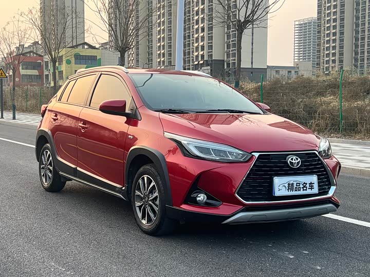 Фото 3 - Toyota Yaris L Hatchback