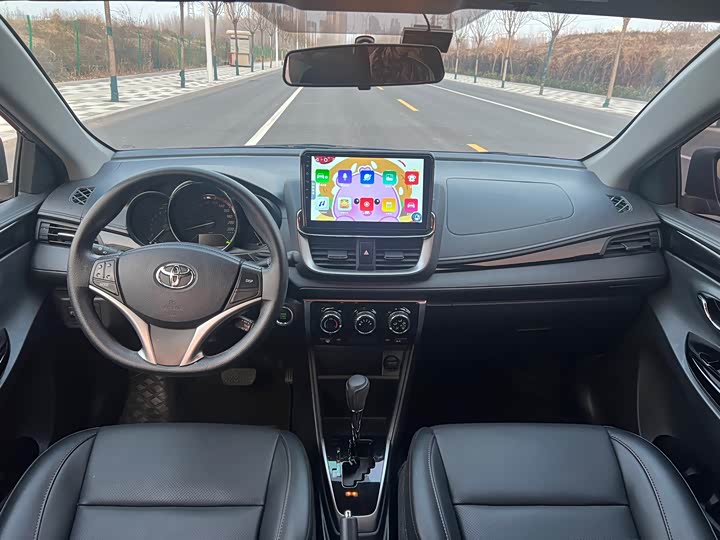 Фото 5 - Toyota Yaris L Hatchback