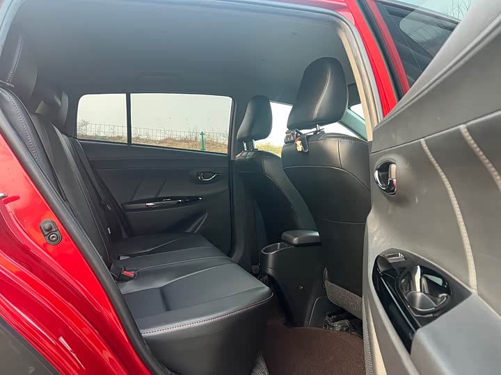 Фото 6 - Toyota Yaris L Hatchback