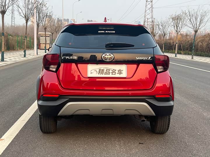 Фото 8 - Toyota Yaris L Hatchback