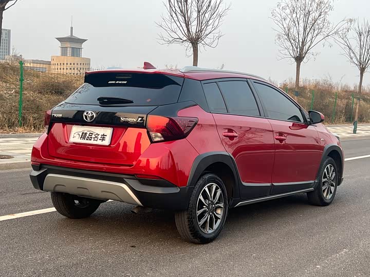 Фото 9 - Toyota Yaris L Hatchback