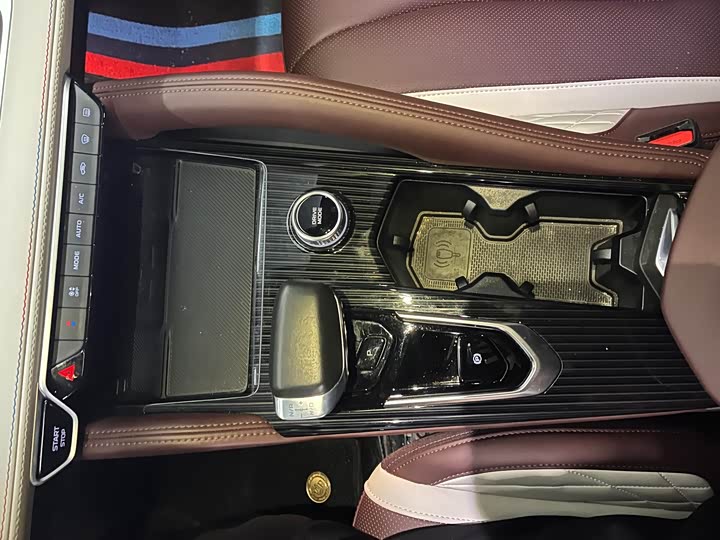 Фото 8 - Geely Monjaro