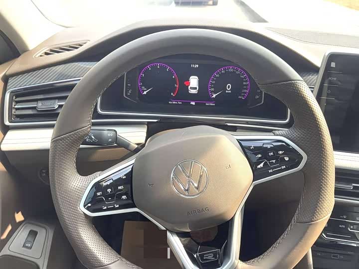 Photo 3 - Volkswagen Tiguan L Pro