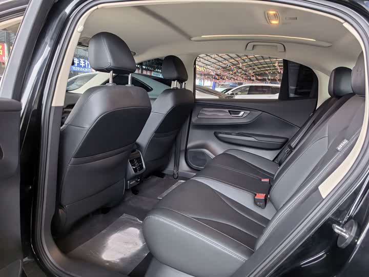 Фото 6 - Hongqi E-QM5