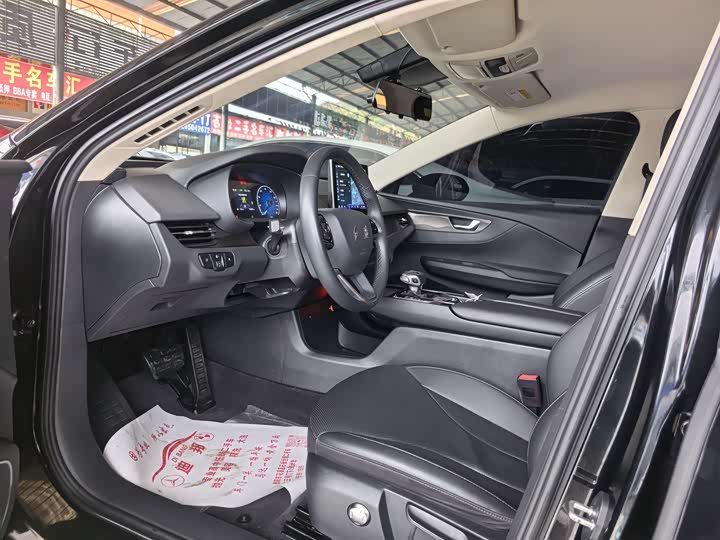 Фото 8 - Hongqi E-QM5