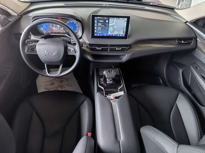 Фото 9 - Hongqi E-QM5