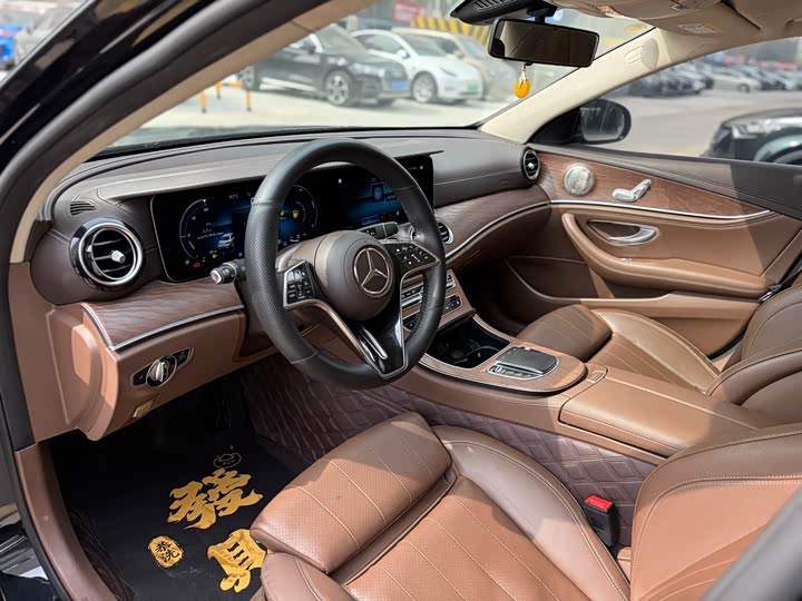 Фото 4 - Mercedes-Benz E-Class